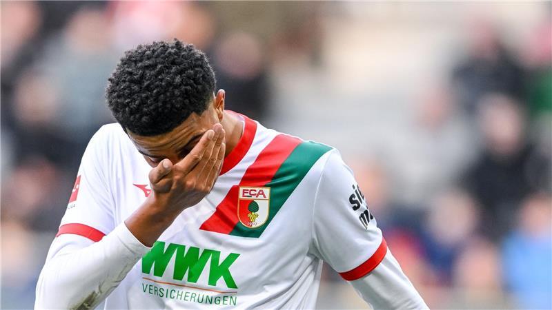 Augsburg-Youngster Noahkai Banks ist nach der Klatsche gegen Leipzig bedient.