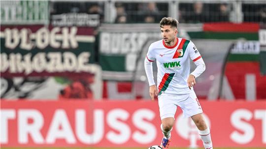 Augsburgs Elvis Rexhbecaj wechselt zu seinem Jugendclub zurück. (Archivbild)