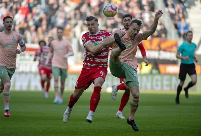 Werder verliert gegen Maaßen-Klub Augsburg Augsburgs Emirdan Demirovic (links) und Bremens Christian Groß kämpfen um den Ball. Foto: Stefan Puchner/dpa