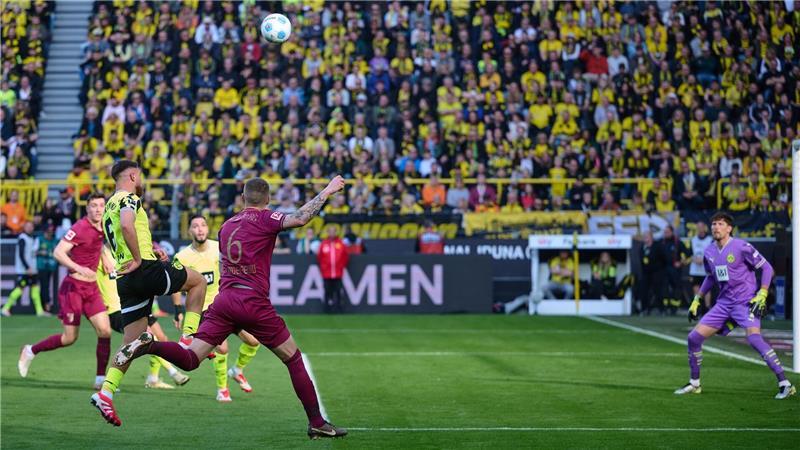 BVB verharrt im Mittelmaß: 0:1 gegen Augsburg Augsburgs Gouweleeuw köpft über Kobel hinweg zur Führung