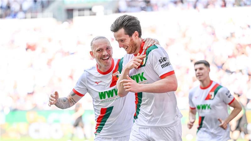 Leipzig in der Königsklasse - auch VfB mit guten Chancen Augsburgs Matchwinner Michael Gregoritsch.