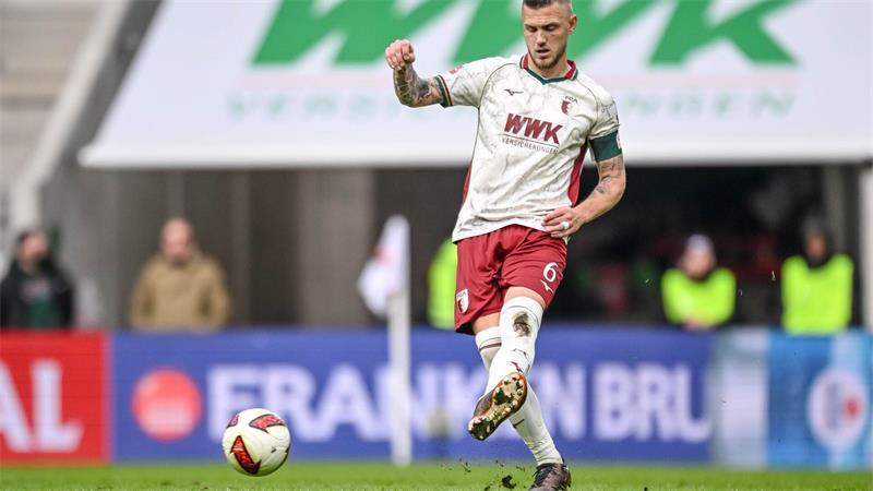 Augsburgs Rekordspieler Jeffrey Gouweleeuw am Ball. 