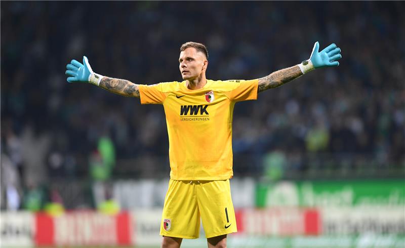 Wiedersehen mit Gikiewicz: Werder und der Stresstest Augsburg Augsburgs Torwart Rafal Gikiewicz jubelt nach dem Schlusspfiff. Foto: Carmen Jaspersen/dpa