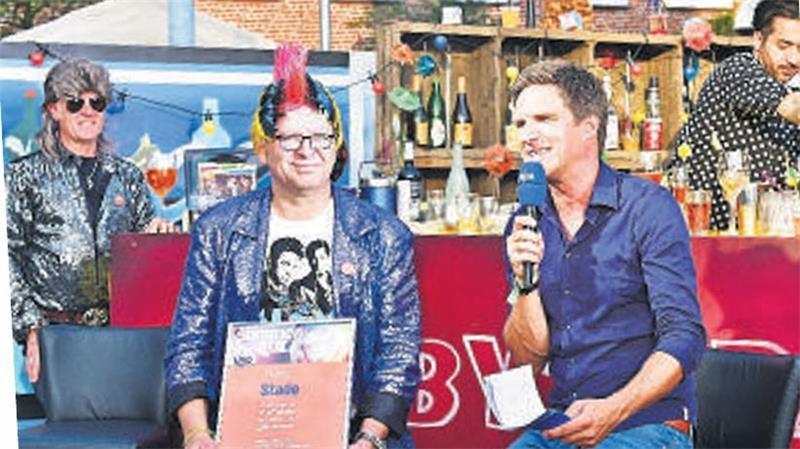 Sönke Hartlef: Das bewegte Leben des Stader Bürgermeisters in Bildern August 2017: Mit Punk-Frisur und Glitzerjackett bei der gewonnenen Stadtwette unter dem 80er-Jahre-Motto „Flashdance“.