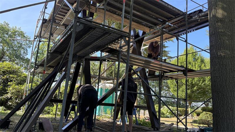 Nach fast zehn Jahren: Dollerner Friedhofsglocken läuten wieder August 2026: Die Zimmerei Ringe arbeitet am Holzturm auf dem Dollerner Friedhof.