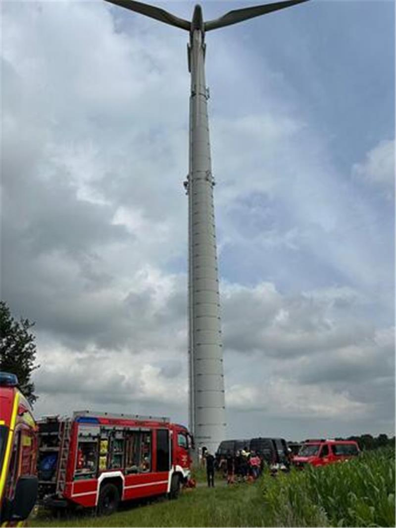 Aus 65 Meter Höhe wurde der verletzte 23-Jährige aus der Gondel gerettet.