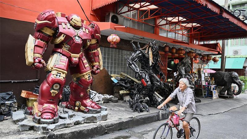 Aus Autoschrott werden Roboter: Transformers-Figuren in Bangkoks Viertel Talat Noi