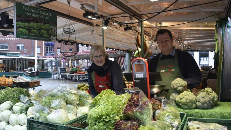 Gemüse, Obst und Wurst: Wenn Buxtehudes Altstadt zur kulinarischen Meile wird Aus Bardowick nach Buxtehude: Sabine Prigge und ihr Sohn gehören zu den Ersten, die ihren Stand aufbauen.