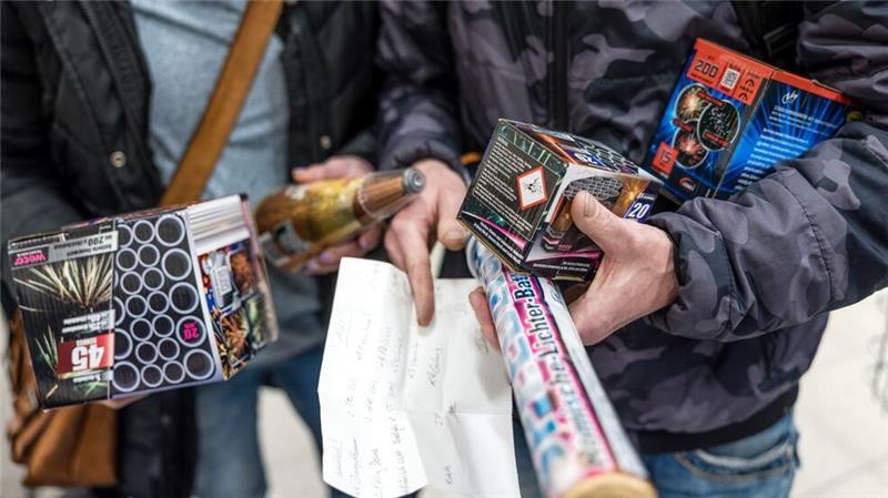 Volle Warentische - Silvestergeschäft angelaufen Aus Brandschutzgründen und zum Schutz vor Verletzungen haben zahlreiche Kommunen Böllerverbotszonen eingerichtet.