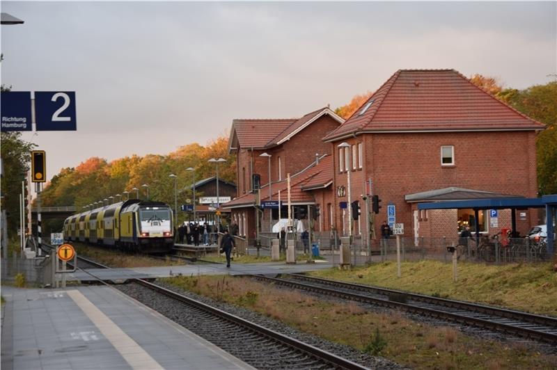 Aus Fahrtrichtung Hamburg kommend: Fahrgäste strömen aus der Bahn des Unternehmens „Start“ in Hemmoor. Fotos: Battmer/Lein