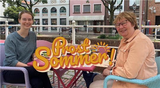 Aus Hamburg auf Besuch in heimatlichen Gefilden: Henrike Hagenah mag den farbenfrohen Gute-Laune-Laden und trifft sich hier an ihrem freien Tag mit Mutter Anke zum Frühstücken.
