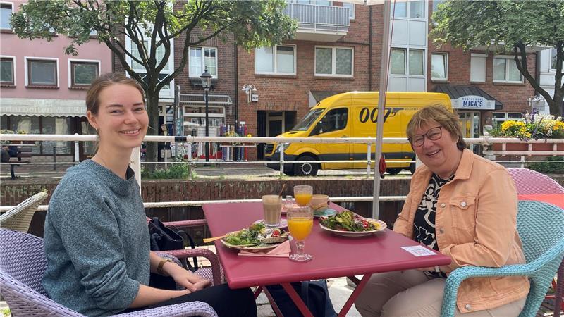 PomPom am Buxtehuder Fleth: Ein bunter Platz mit geheimem Garten Aus Hamburg auf Besuch in heimatlichen Gefilden: Henrike Hagenah mag den farbenfrohen Gute-Laune-Laden und trifft sich hier an ihrem freien Tag mit Mutter Anke zum Frühstücken.