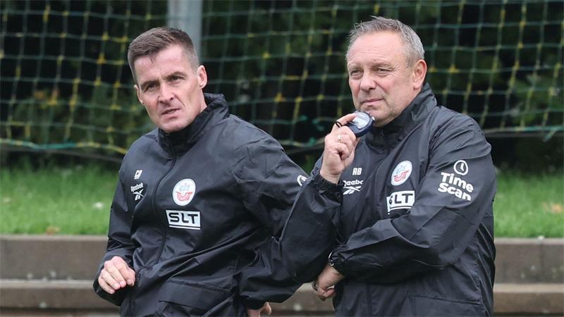 Breitenreiter startet in Rostock: „Sehe sehr viel Potenzial“ Aus Hannover hat Rostocks Breitenreiter Timo Struckmeier (l) als Assistent mitgebracht.