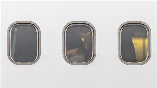Aus Israel kommende Passagiere warten in einer Lufthansa-Sondermaschine am Flughafen Frankfurt/Main auf den Ausstieg.