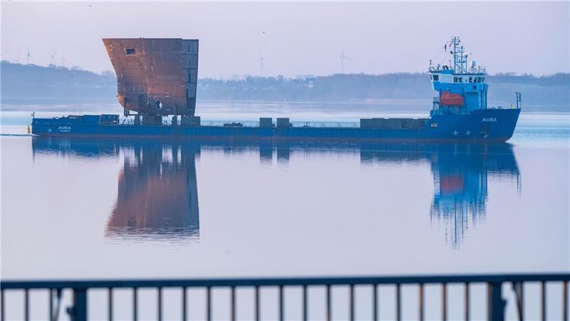 Aus Litauen kam ein großer Block des künftigen Fischereiforschungsschiffes „Walther Herwig“ nach Stralsund.
