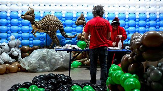 Aus Luftballons mach Dino: Rund 100 Künstler haben für die Ausstellung „Luftballonwelten“ Tiere, Pflanzen und Sehenswürdigkeiten nachgebaut.