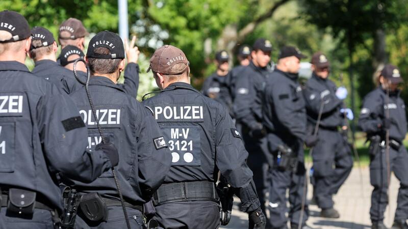 Aus Mecklenburg-Vorpommern gab es keine aktuellen Zahlen dazu, gegen wie viele Polizisten Verfahren wegen des Verdachts auf rechtsextremistische Gesinnung geführt werden (Symbolbild).