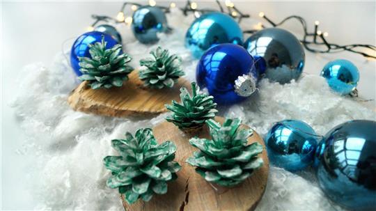 Aus Natur- und Recyclingmaterialien lassen sich Geschenke und Adventsdekoration basteln.