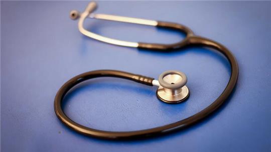 Aus Protest gegen die Gesundheitspolitik will der Virchowbund der niedergelassenen Ärztinnen und Ärzte zwischen dem 27. und 29. Dezember Tausende Praxen geschlossen lassen.