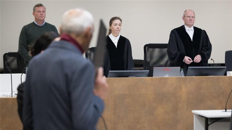 Zehn Jahre Haft für Stasi-Mord - „gnadenlos ausgeführt“ Aus Richtersicht gibt es keinen Zweifel daran, dass der Angeklagte 1974 im Auftrag des DDR-Geheimdienstes den tödlichen Schuss abfeuerte.