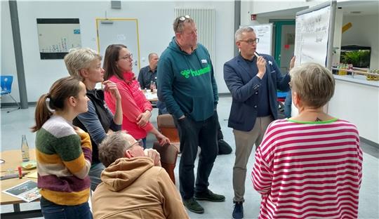 Aus Schwächen sollen Stärken werden: Bei der Zukunftswerkstatt in der Aula der Oberschule entwickeln Bürger, Ratspolitiker und Verwaltungsvertreter Ideen für die Zukunft Horneburgs. Foto: Lohmann