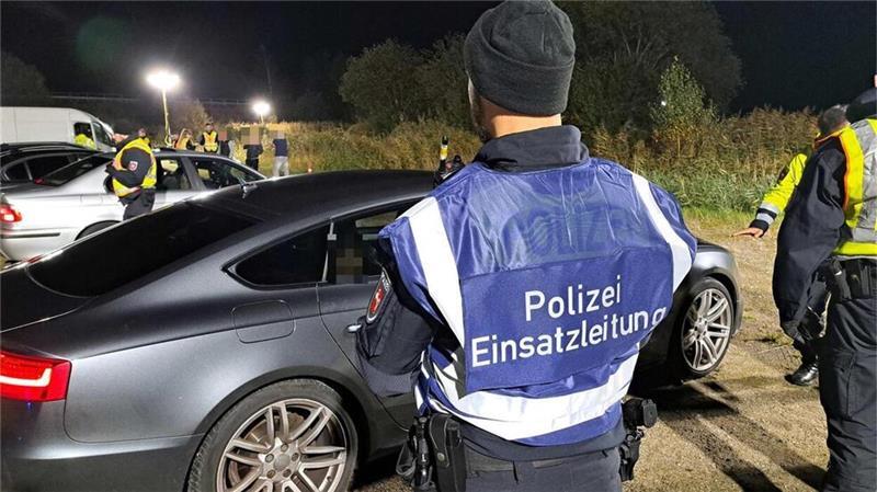 Großkontrolle in Loxstedt: Bekifft, ohne Führerschein und mit Messer Aus Sicherheitsgründen wird die Großkontrolle am Wesertunnel von zwei Einsatzleitern überwacht.