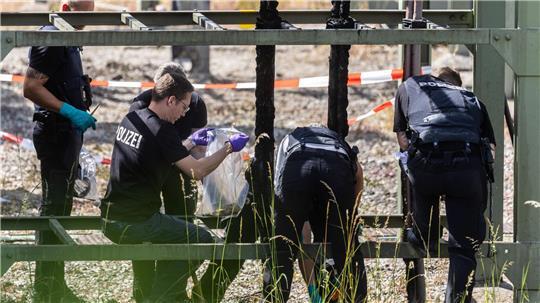 Aus Sicherheitskreisen heißt es, die Vorgehensweise deute auf linksextremistische Täter hin.