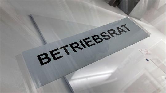 Aus Sicht der Arbeitgeber läuft die Mitbestimmung der Betriebsräte in Unternehmen nicht optimal. (Archivbild)