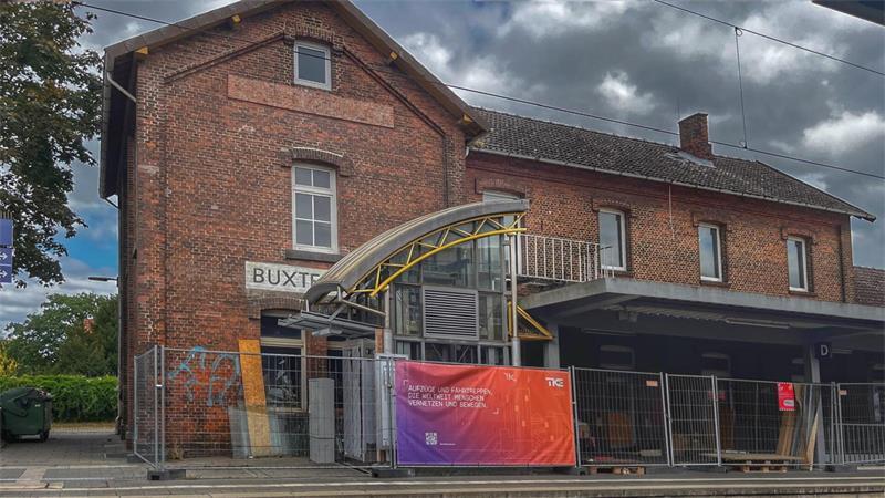 Harte Diskussion im Rat: Pläne für Bahnhofsumbau in Buxtehude beschlossen Aus Sicht der Deutschen Bahn ist das alte Bahnhofsgebäude abhängig. Es soll abgerissen werden.
