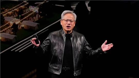 Aus Sicht von Nvidia-Chef Jensen Huang schwächt sich der KI-Boom noch lange nicht ab. (Archivbild)