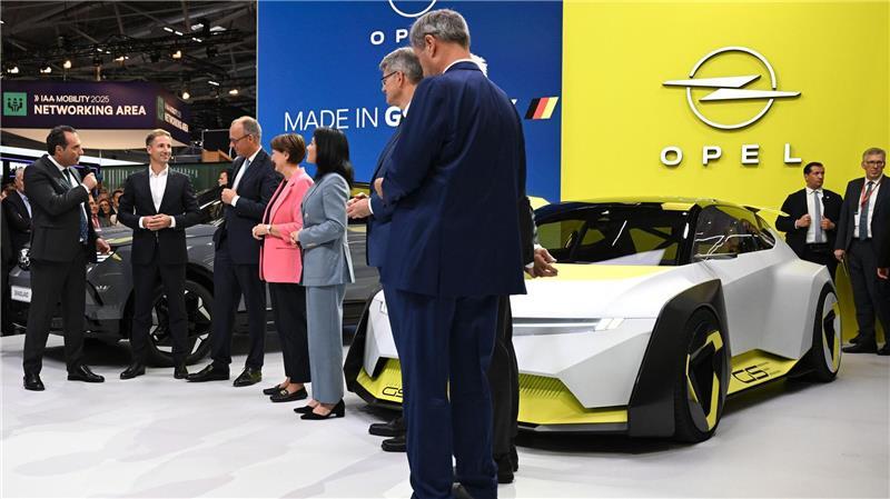 VW und Stellantis: „Made in Europe“ soll Branche stärken Aus Sicht von Stellantis-Chef Antonio Filosa und VW-Chef Oliver Blume steht die europäische Automobilindustrie am Beginn einer „neuen Ära geopolitischen Wettbewerbs“. (Archivbild)