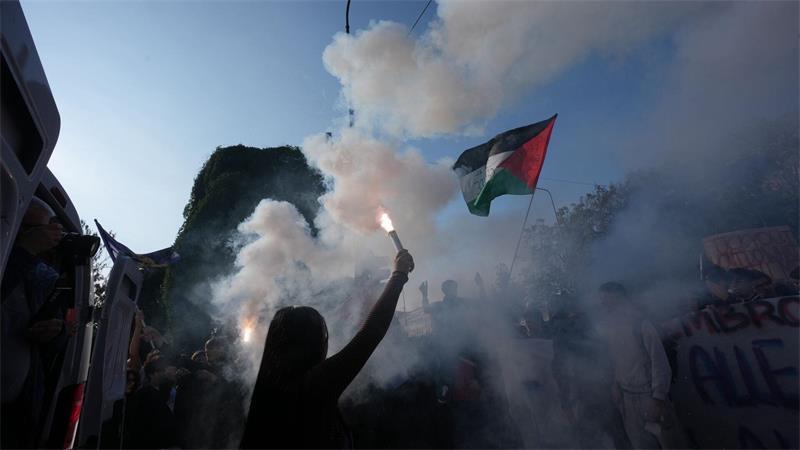 Mehr als 100.000 protestieren in Italien gegen Meloni Aus Sorge vor Krawallen ist die Polizei im Großeinsatz.