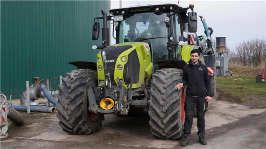 Aus Tadschikistan nach Butjadingen: Shahrom Yunuszoda hat seine Ausbildung auf Hof Seeverns gemacht. Besonders liebt er das Treckerfahren - zum Beispiel auf dem Claas Arion 660.