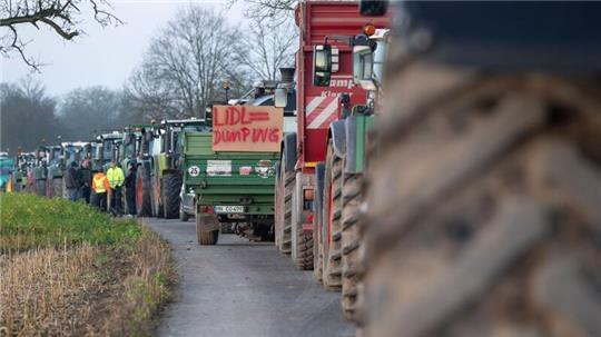 Aus Verärgerung über die Preispolitik des Discounters Lidl sind Landwirte wieder zu Treckerdemonstrationen gestartet.