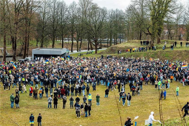 Aus allen Teilen der Stadt kamen die Schülerinnen und Schüler zusammen und versammelten sich im Bürgerpark in Stade. Foto: Martin Elsen