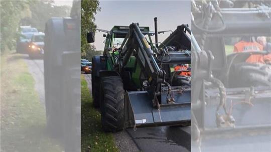 Aus bisher unbekannter Ursache fing der Schlepper mitten im Ort an zu brennen.