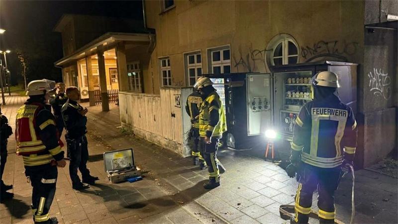 Aus bislang ungeklärter Ursache brannte ein Snackautomat am Hechthausener Bahnhof.