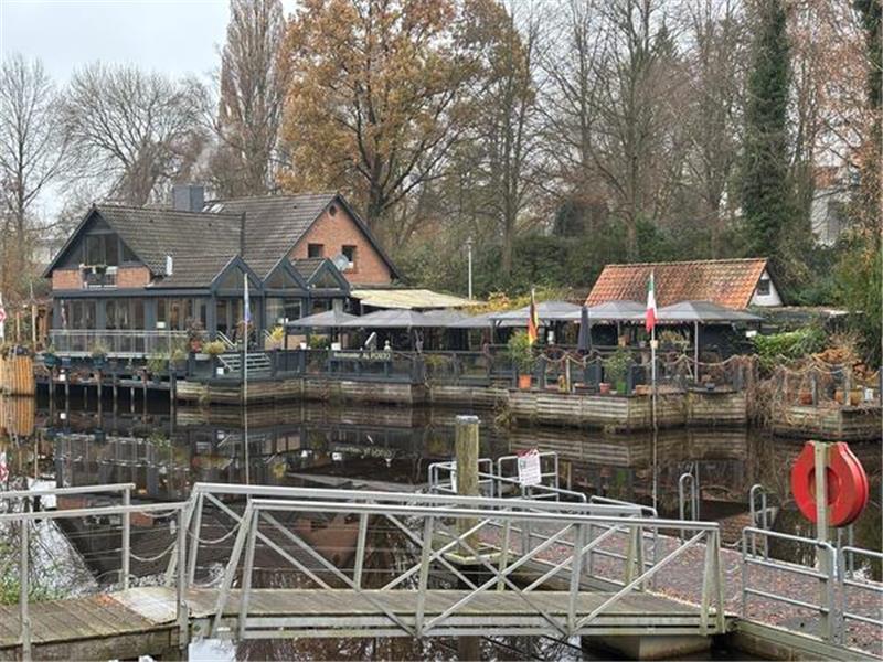 Lebenstraum erfüllt: Dow-Ingenieurin kauft Stader Restaurant Al Porto Aus dem Al Porto wird Anfang 2026 das La Riva. Die große Terrasse soll komplett saniert werden und einen eigenen Anleger bekommen.