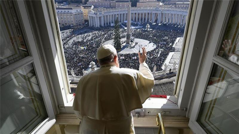 Alle Jahre wieder: Öko-Streit um Papst-Weihnachtsbaum Aus dem Apostolischen Palast hat der Papst einen guten Blick auf den Weihnachtsbaum. (Archivbild)