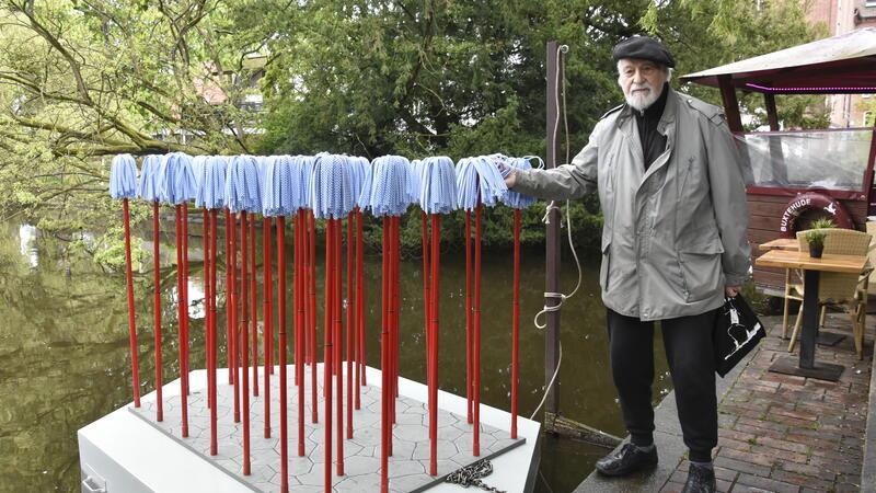 Warum in Buxtehude Wischmopps auf dem Stadtparksee zu sehen sind Aus dem Baumarkt stammt das Material für die Kunstinsel, die der Künstler Jürgen K.F. Rohde schuf.