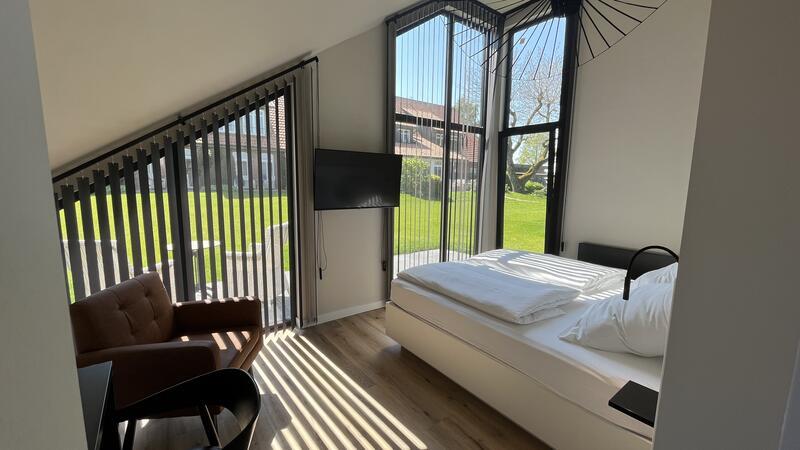 Landhotel Deinste: Gäste können jetzt in Tiny Houses übernachten Aus dem Bett schauen die Gäste im Tiny House direkt in den Garten.