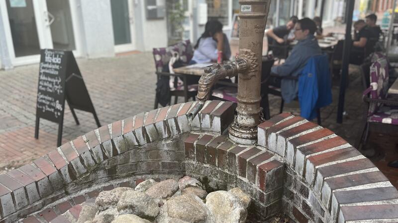 Aus dem Brunnen in der Großen Schmiedestraße kommt kein Tropfen mehr.