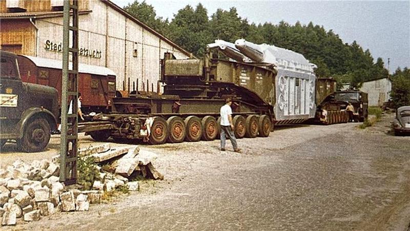 Ein mit Stahlkonstruktionen schwer beladener Transformator am Bahnhof Dollern im Jahr 1970.