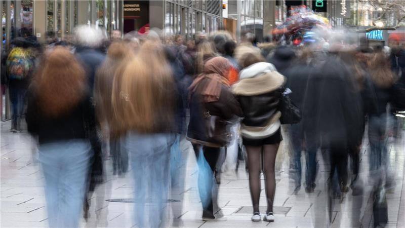 Statistik: Wie sieht der durchschnittliche Deutsche aus? Aus dem Elternhaus zieht der Durchschnittsmensch mit fast 24 Jahren aus. (Symbolbild)