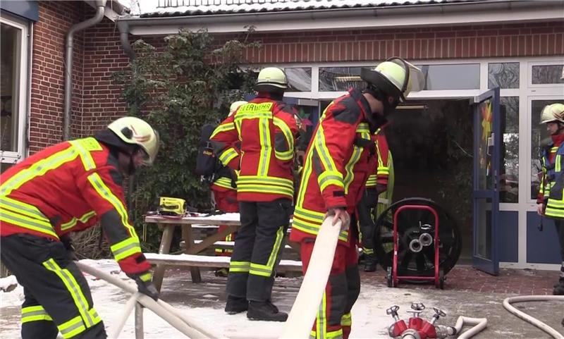 Aus dem Erdgeschoss der Grundschule dringt den Rettern schwarzer Qualm entgegen. Das Feuer haben sie schnell unter Kontrolle. Foto Hellwig