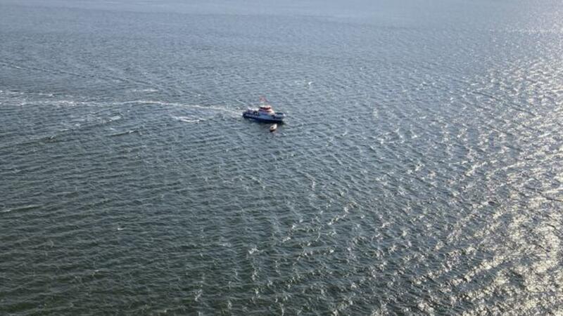 Aus dem Helikopter heraus ist die Einsatzstelle zwischen Neuwerk und Cuxhaven auf Höhe der Tonne 23 gut zu sehen.