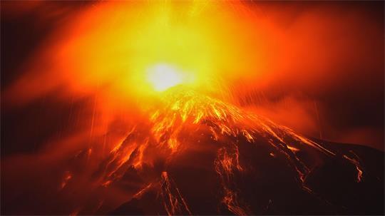 Aus dem Krater des Feuervulkans fließt Lava.