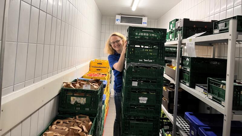 Aus dem Lagerraum für Obst und Gemüse holt Katja Beckmann Nachschub, um die Auslage zu bestücken.