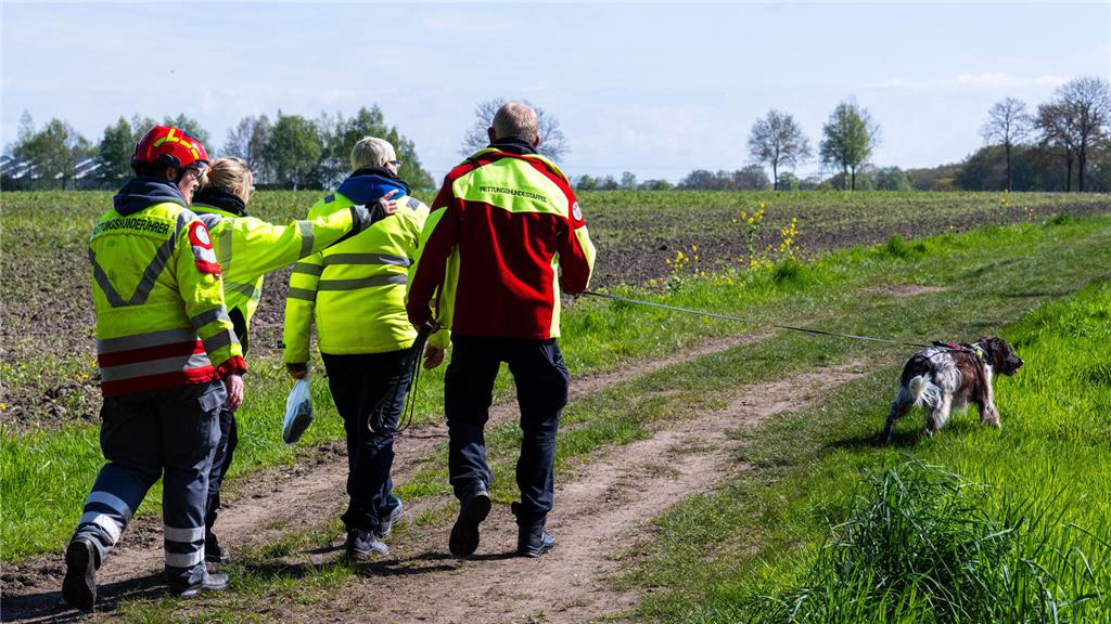 Aus dem Landkreis Stade sind zahlreiche Suchtrupps aus Feuerwehr und DLRG alarmi...
