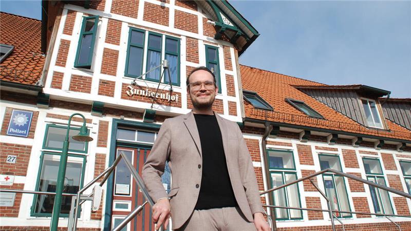 CDU Lühe schickt Gerd Dehmel als Bürgermeister-Kandidaten ins Rennen Aus dem Rennen: Edgar Rot, Gemeindedirektor in Beckdorf und Verwaltungsvize der Samtgemeinde Apensen, wollte für die CDU ins Rennen ziehen.